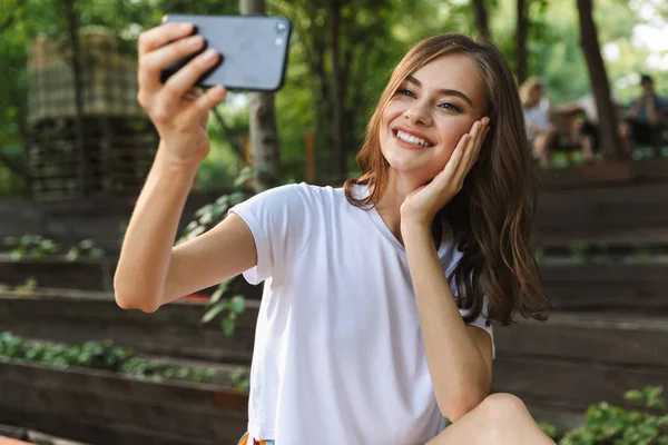 Όμορφη Νεαρό Κορίτσι Παίρνει Μια Selfie Κινητό Στο Πάρκο Εξωτερικούς — Φωτογραφία Αρχείου