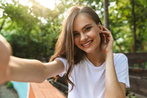 Cheery Young Girl Taking Selfie Mobile Phone Park Outdoors — Stock Photo, Image