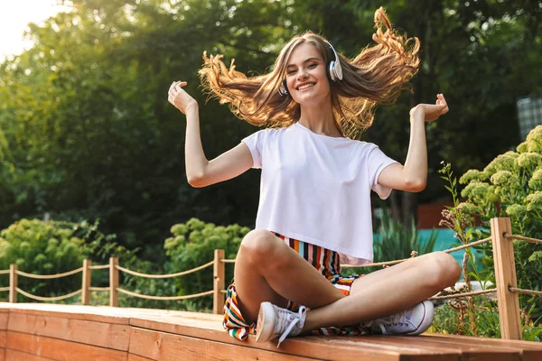 Возбужденная Девушка Слушает Музыку Наушниках Парке Открытом Воздухе Танцует — стоковое фото