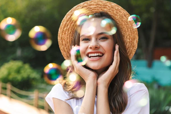Веселая Молодая Девушка Пускающая Мыльные Пузыри Парке Открытом Воздухе — стоковое фото