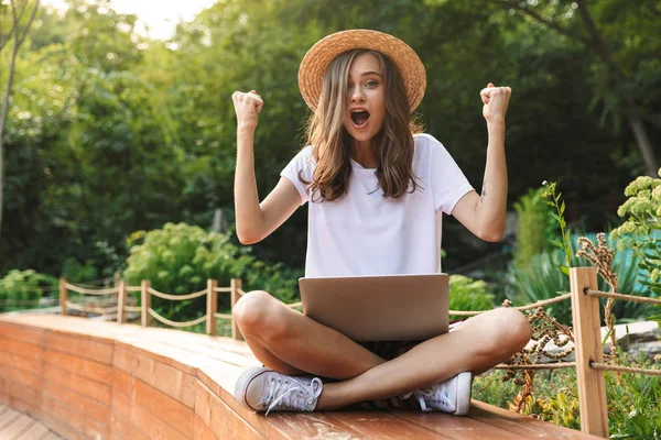 Chica Joven Emocionada Sentado Con Ordenador Portátil Parque Aire Libre —  Fotos de Stock