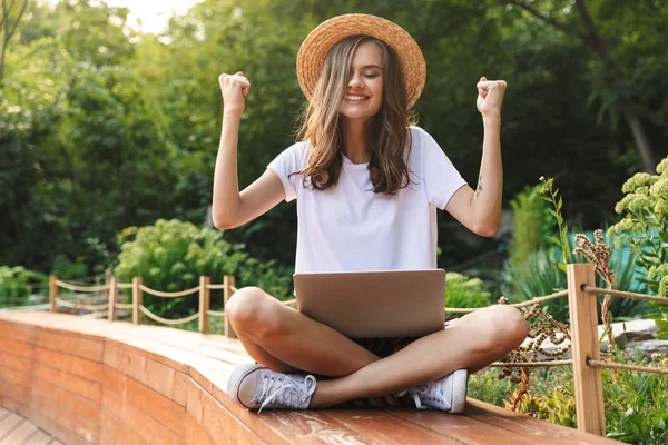 Χαρούμενη Κοπέλα Κάθεται Φορητό Υπολογιστή Στο Πάρκο Εξωτερικούς Χώρους — Φωτογραφία Αρχείου