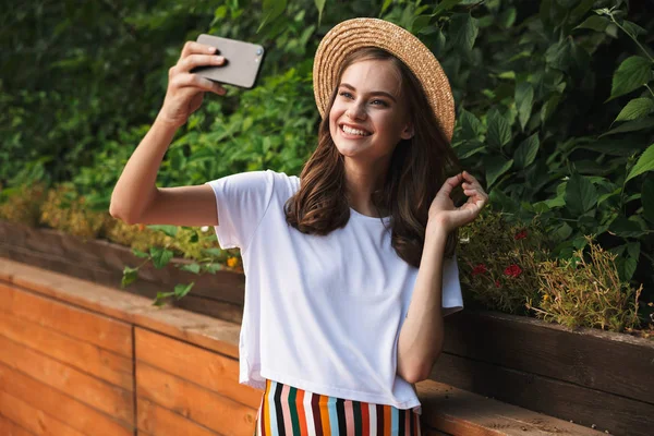 Happy Νεαρό Κορίτσι Λαμβάνοντας Μια Selfie Κινητό Στο Πάρκο Εξωτερικούς — Φωτογραφία Αρχείου