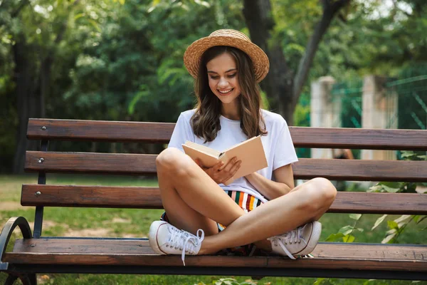 Boldog Fiatal Lány Egy Könyvet Olvas Miközben Parkban Szabadban — Stock Fotó