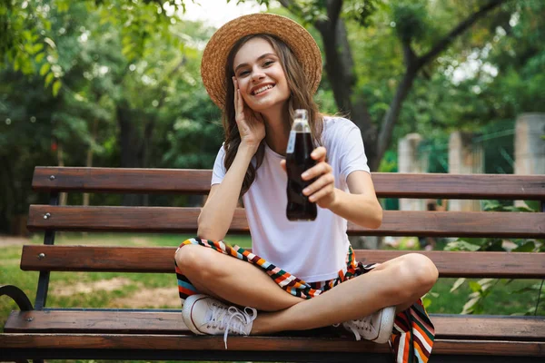 Glückliches Junges Mädchen Mit Flasche Mit Sprudelndem Getränk Park Freien — Stockfoto