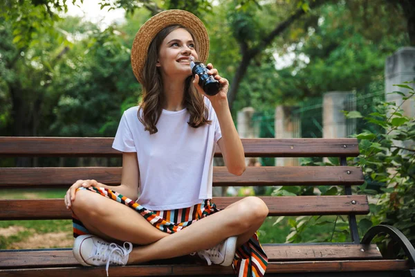 Chica Joven Feliz Bebiendo Una Botella Con Bebida Gaseosa Mientras —  Fotos de Stock