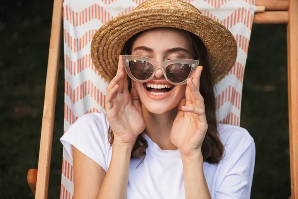 Смеющаяся Девушка Солнечных Очках Отдыхающая Гамаке Городском Парке Летом — стоковое фото