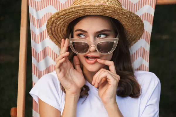 Belle Jeune Fille Lunettes Soleil Reposant Sur Hamac Parc Ville — Photo