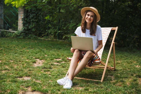 Sonriente Chica Joven Sentada Con Ordenador Portátil Parque Aire Libre —  Fotos de Stock