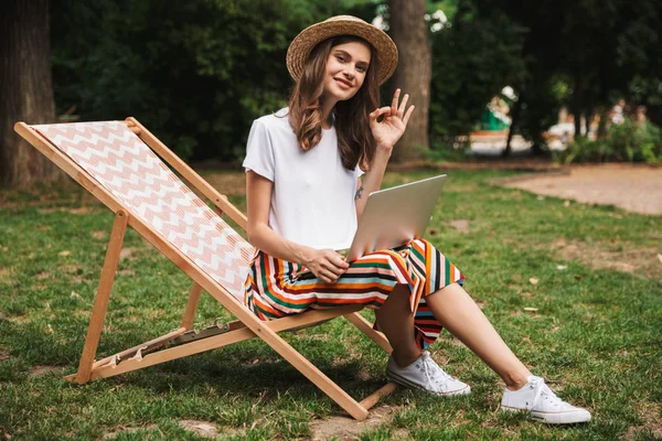 Sonriente Chica Joven Sentada Con Ordenador Portátil Parque Aire Libre —  Fotos de Stock