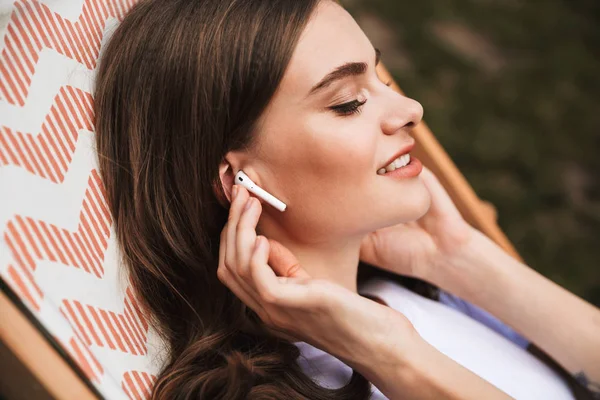 Primer Plano Una Bonita Joven Escuchando Música Con Auriculares Mientras —  Fotos de Stock