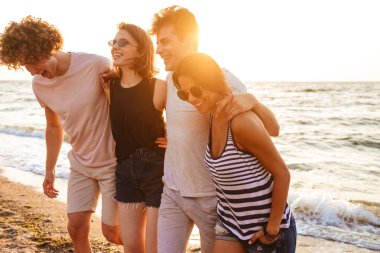 Arkadaşlar açık havada eğleniyor sahilde yürüyüş çiftler sevgi dolu heyecanlı grup görüntü.