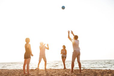 Mutlu arkadaşlar açık havada eğleniyor beach oyun Voleybol fotoğrafı.