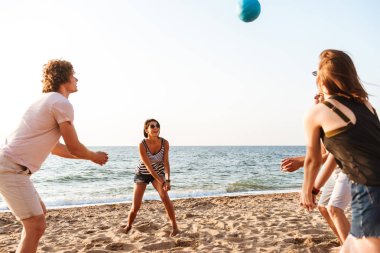 Mutlu arkadaşlar açık havada eğleniyor beach oyun Voleybol fotoğrafı.