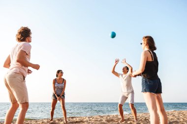 Mutlu arkadaşlar açık havada eğleniyor beach oyun Voleybol fotoğrafı.
