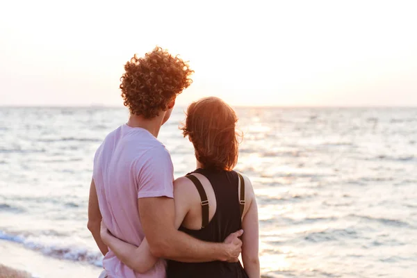 Retrato Lindo Jovem Casal Abraçando Praia Olhando Para Nascer Sol — Fotografia de Stock