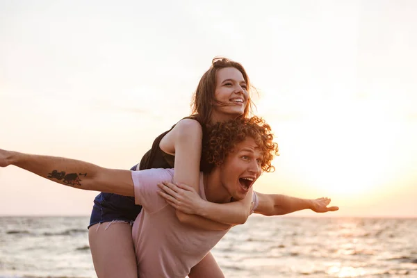 Afbeelding Van Gelukkige Jonge Verliefde Paar Plezier Buiten Het Strand — Stockfoto