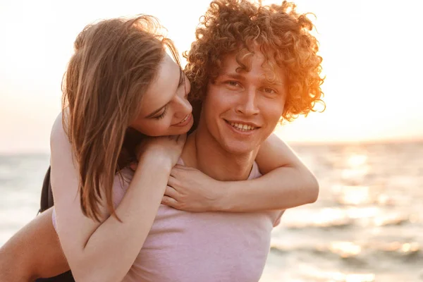 Imagem Feliz Jovem Casal Amoroso Divertindo Livre Praia — Fotografia de Stock