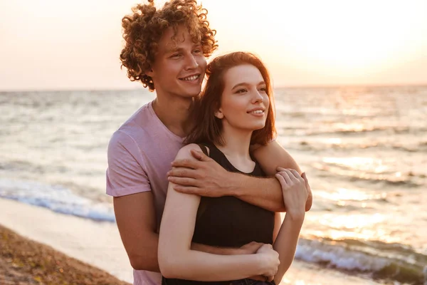 可爱的年轻快乐的情侣拥抱在海滩上的形象 — 图库照片