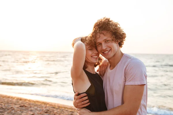Imagem Bonito Jovem Feliz Casal Amoroso Abraçando Livre Praia — Fotografia de Stock