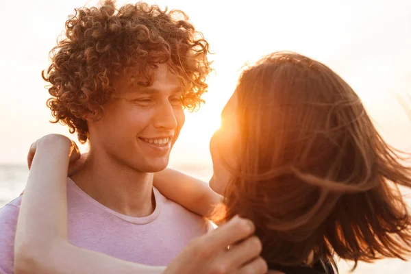 Imagen Linda Joven Feliz Pareja Amorosa Abrazándose Aire Libre Playa —  Fotos de Stock