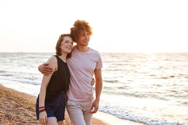 可爱的年轻快乐的情侣拥抱在海滩上的形象 — 图库照片
