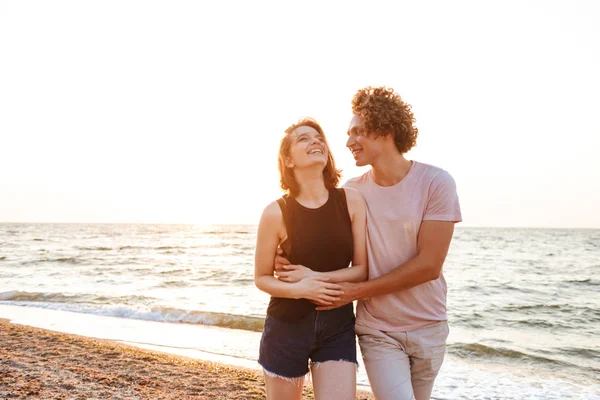 Obrázek Roztomilé Mladé Šťastné Milující Pár Objímání Venku Pláži — Stock fotografie
