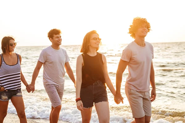 Imagem Grupo Animado Amigos Amando Casais Andando Livre Praia Divertindo — Fotografia de Stock