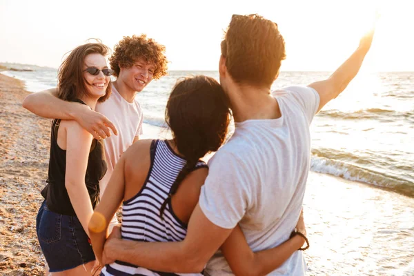 Imagem Grupo Feliz Amigos Amando Casais Andando Livre Praia Divertindo — Fotografia de Stock