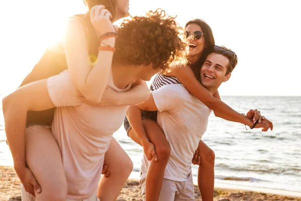 Foto Van Opgewonden Groep Vrienden Liefdevolle Paren Buiten Wandelen Het — Stockfoto