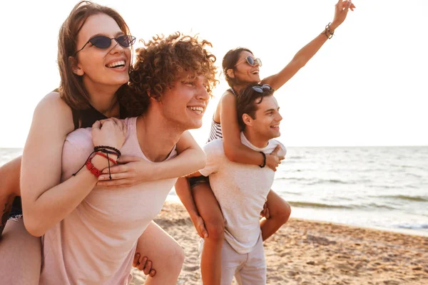 Foto Grupo Feliz Amigos Amantes Las Parejas Caminando Aire Libre —  Fotos de Stock