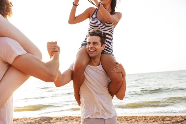 Bild Glada Grupp Vänner Älskande Par Promenader Utomhus Stranden Kul — Stockfoto