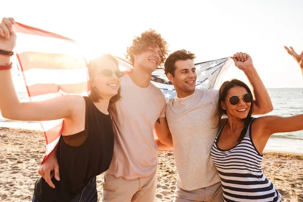 Imagen Grupo Feliz Amigos Aire Libre Playa Sosteniendo Bandera Estados —  Fotos de Stock