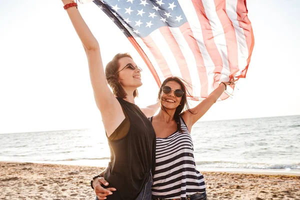 Image Jolies Amies Excitées Extérieur Sur Plage Tenant Drapeau Des — Photo