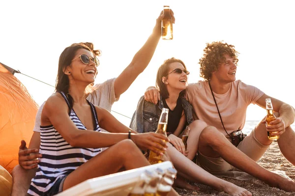 Sekelompok Teman Muda Yang Bahagia Bersenang Senang Bersama Pantai Minum — Stok Foto