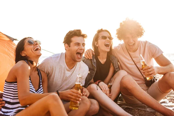 Grupo Jóvenes Amigos Riéndose Divirtiéndose Juntos Playa Bebiendo Cerveza Acampando — Foto de Stock