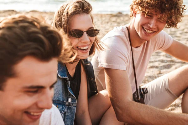 Vidám Fiatal Baráti Birtoklás Móka Idő Együtt Strandon — Stock Fotó