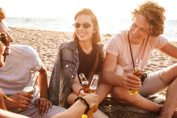 Grupo Jóvenes Amigos Felices Divirtiéndose Juntos Playa Bebiendo Cerveza Acampando — Foto de Stock