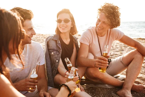 一群兴奋的年轻朋友一起在海边玩 喝啤酒 — 图库照片