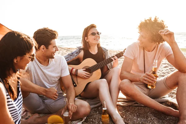 Group Happy Young Friends Having Fun Time Together Beach Drinking — Stock Photo, Image