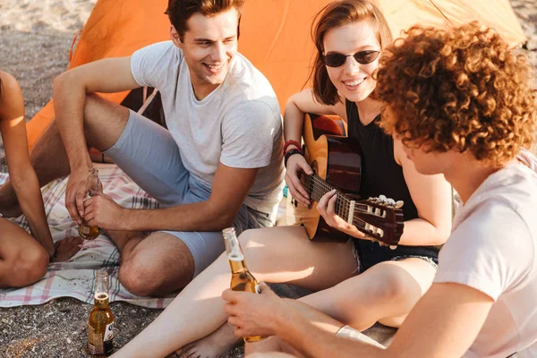 Gruppo Giovani Amici Gioiosi Che Divertono Insieme Spiaggia Bevono Birra — Foto Stock