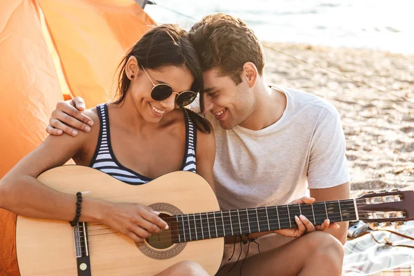 Foto Amigos Felices Amando Pareja Aire Libre Playa Sentado Mientras — Foto de Stock