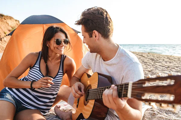 Obraz Cute Przyjaciele Loving Para Świeżym Powietrzu Plaży Siedzi Podczas — Zdjęcie stockowe