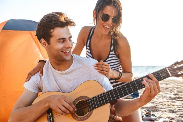 Imagen Feliz Pareja Amorosa Linda Tocar Guitarra Playa Aire Libre — Foto de Stock