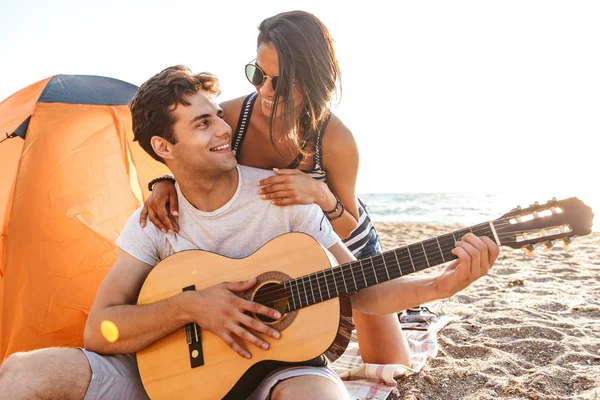 귀여운 커플의 이미지는 해변에 기타를 — 스톡 사진