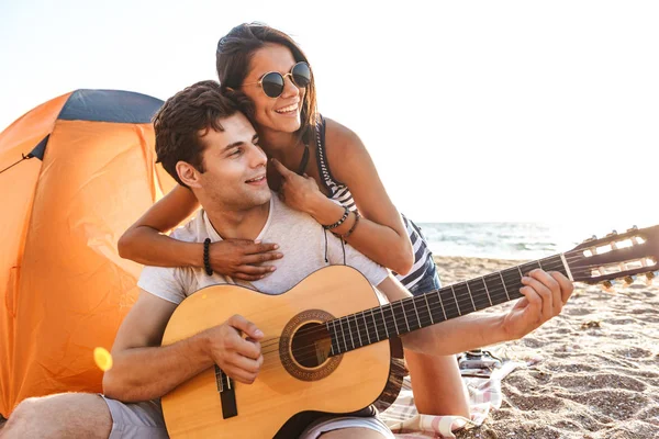 귀여운 커플의 이미지는 해변에 기타를 — 스톡 사진