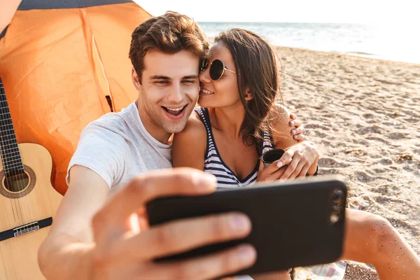 Alegre Jovem Casal Amoroso Bonito Fazer Selfie Por Telefone Celular — Fotografia de Stock