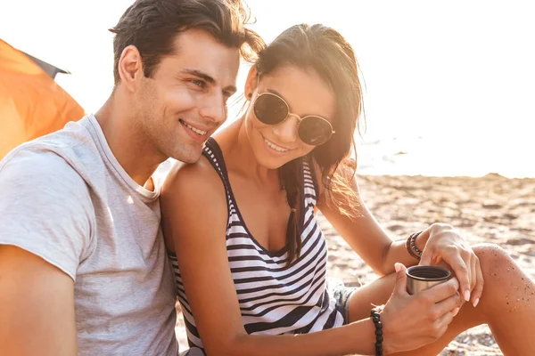 Sorridente Giovane Coppia Seduta Insieme Spiaggia Campeggio — Foto Stock