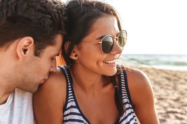 Adorável Jovem Casal Sentado Juntos Praia Acampar — Fotografia de Stock