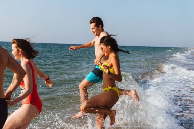 Mutlu arkadaş sahilde açık havada eğlence genç grup görüntü.